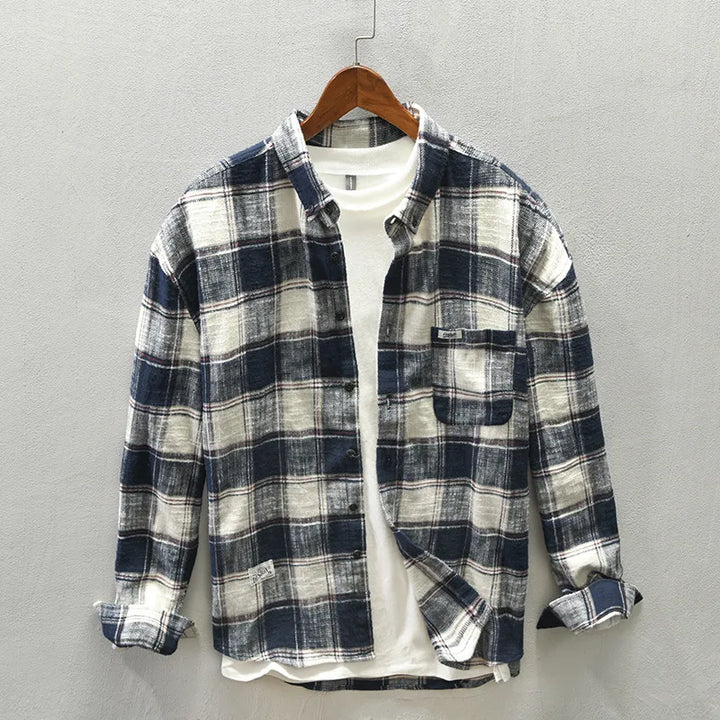 Vielseitiges Herren-Langarmhemd im rot-blauen Karomuster. Ideal als Oberteil oder für den Schichtlook.