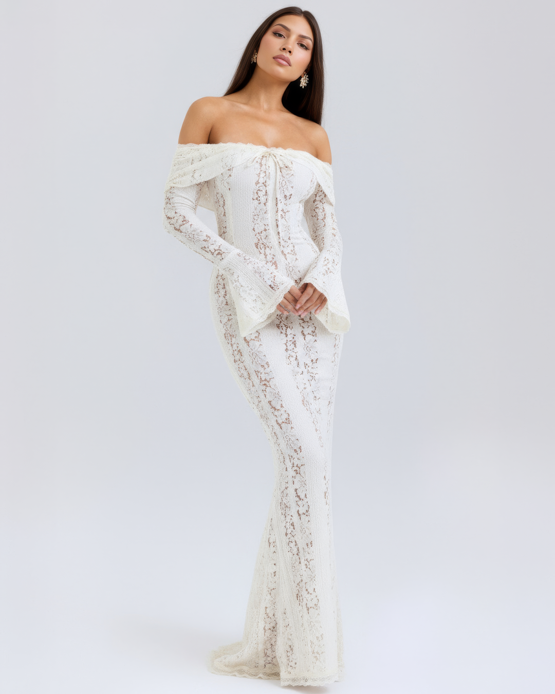 Langes, weißes Off-Shoulder Damenkleid, elegant und schulterfrei, ideal als Hochzeitsgast- oder Anlasskleid.