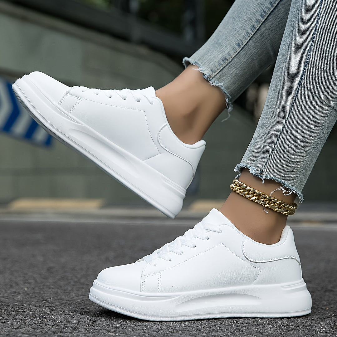 Bequeme weiße Turnschuhe für Damen, orthopädisch, federleicht und sehr stilvoll.