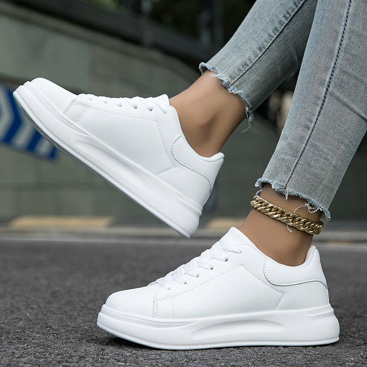 Bequeme weiße Turnschuhe für Damen, orthopädisch, federleicht und sehr stilvoll.