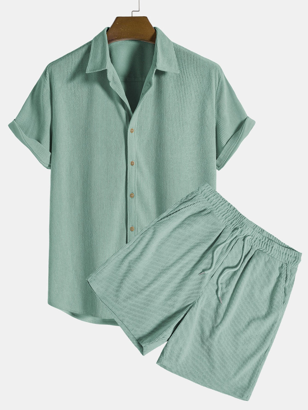 Grünes Herrenmode Sommer Outfit: Modernes Kurzarm Hemd & bequeme Hose, ideal für heiße Tage.