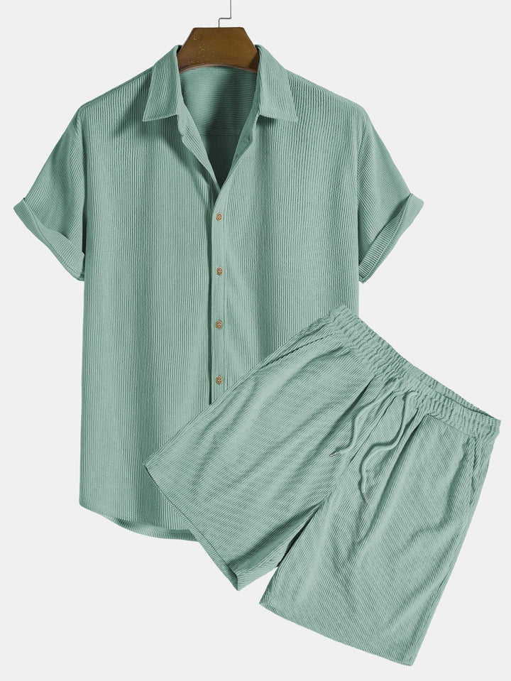 Grünes Herrenmode Sommer Outfit: Modernes Kurzarm Hemd & bequeme Hose, ideal für heiße Tage.