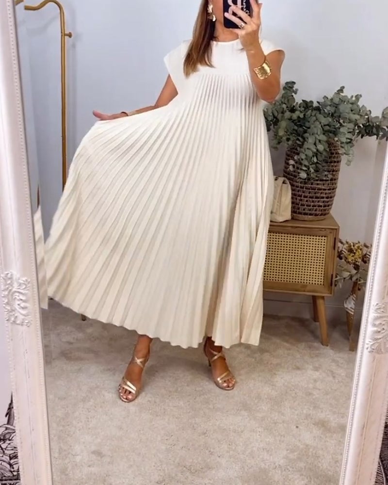 Nahaufnahme des plissierten Stoffes am eleganten Damen Sommer Maxikleid.