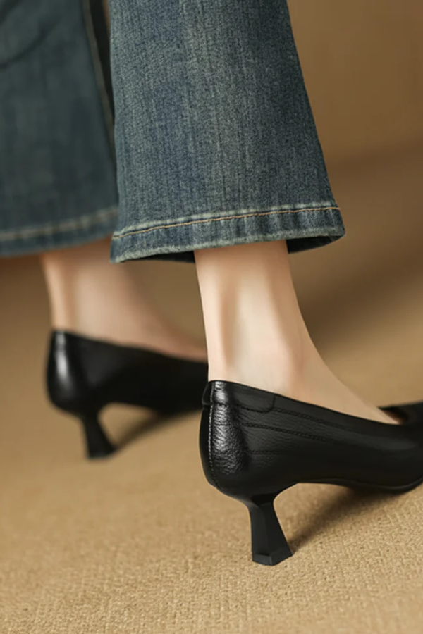Business- & Abend Pumps: Schwarze Damen Schuhe mit spitzem Absatz, stilvoll & komfortabel.