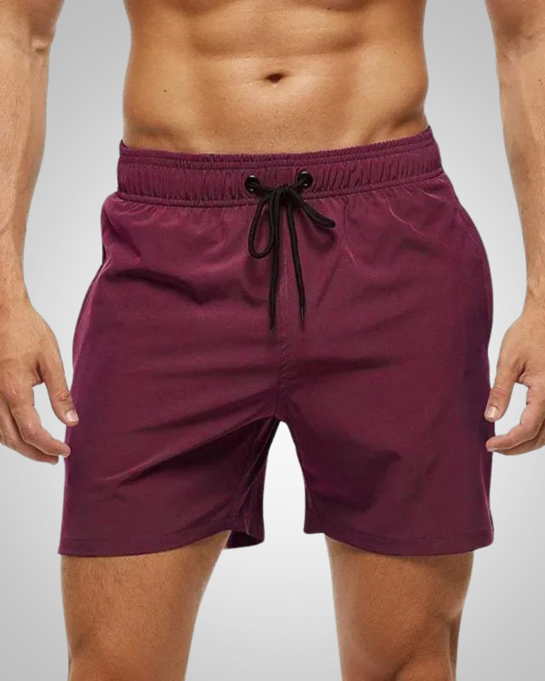 Entspannter Mann am Pool trägt schnelltrocknende, bequeme Herren Badeshorts für den Sommerurlaub.
