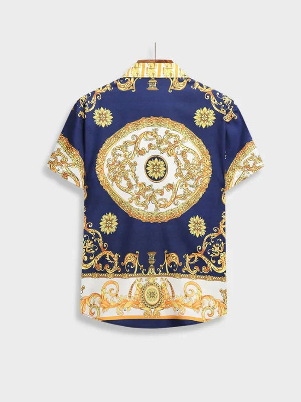 Eleganter Herren Urlaubsanzug in Marineblau, Barockmuster, bequemer Schnitt von Kurzarmhemd & Shorts.