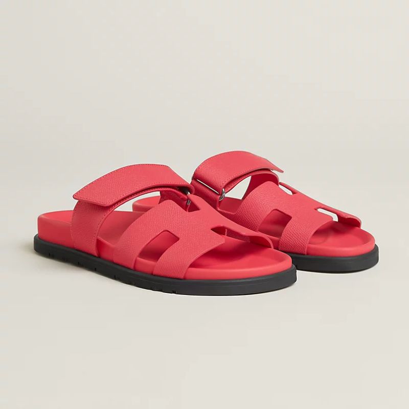 Stilvolle Riemen-Pantoletten für Damen, flach, für einen entspannten Sommer-Look.