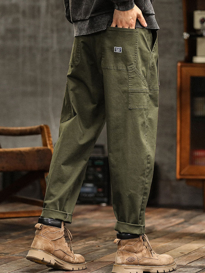 Strapazierfähige schwarze Herren Cargohose. Ideal als Outdoorhose, bequem und stilvoll.