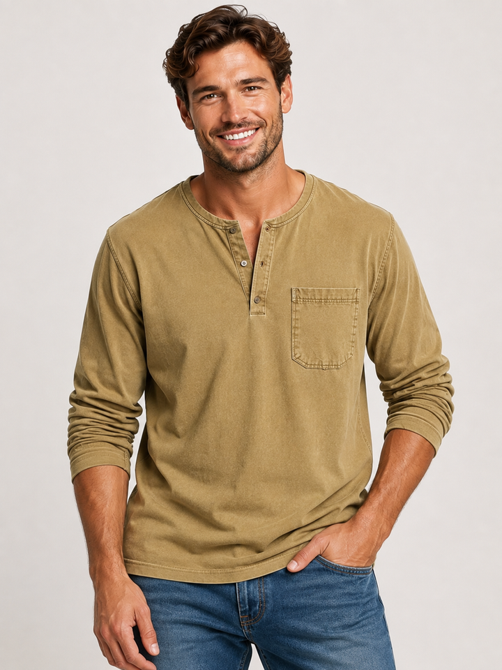 Mann trägt bequemes Herren Henley Langarmshirt, ideal für entspannte Freizeit-Looks und den Alltag.