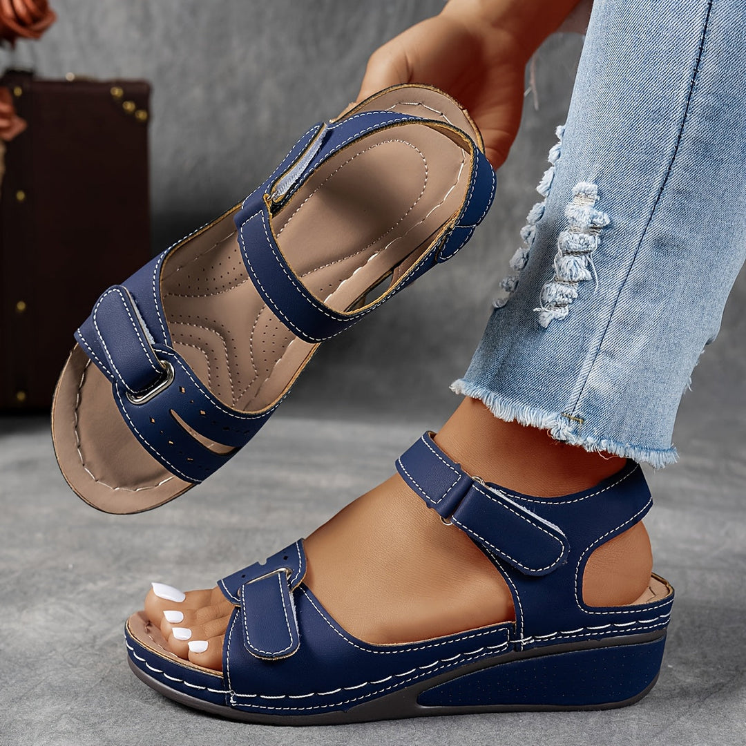 Detailansicht: Hochwertige orthopädische Damensandalen mit robusten, verstellbaren Klettverschluss-Riemen.