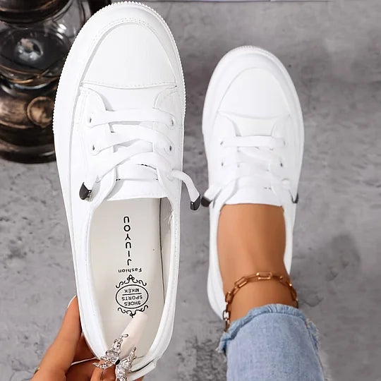 Detailansicht der orthopädischen Einlegesohle im bequemen Damen Sneaker für optimale Dämpfung und Fußgesundheit.