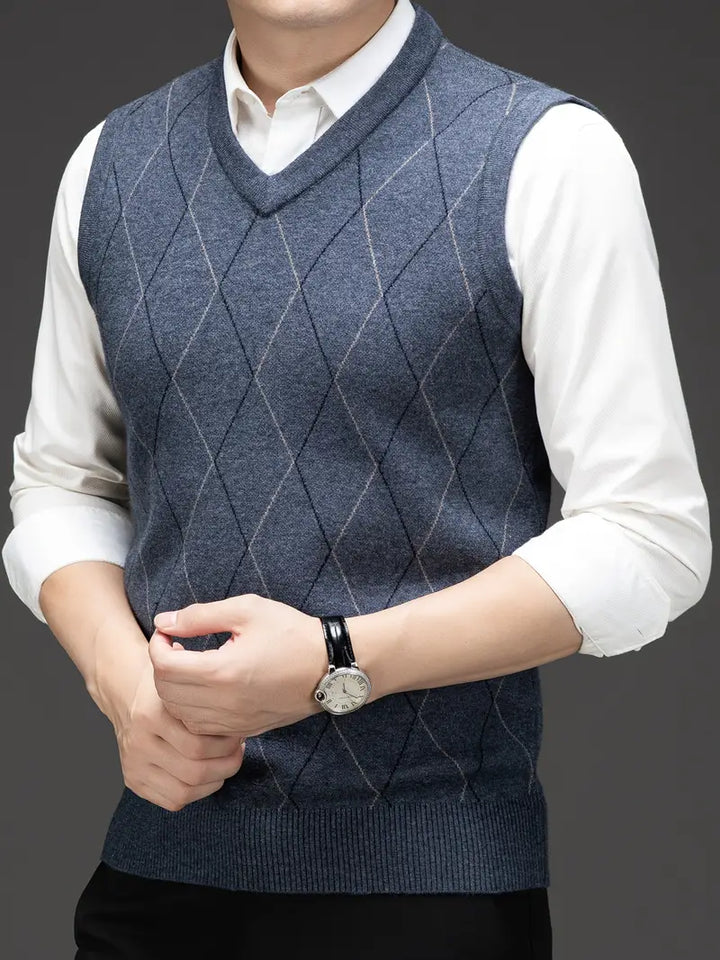 Detailansicht: Hochwertiger Herren Strick-Bodywarmer mit V-Ausschnitt, Slim Fit, feine Strickqualität.
