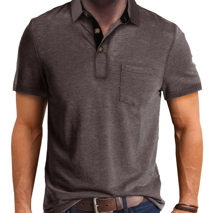 Klassisches Herren Poloshirt mit Brusttasche, bequem und modisch für die Freizeit.