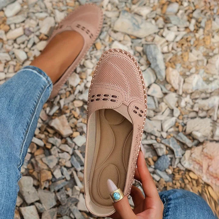 Komfortable Damenschuhe: Beige Slip-On Slipper, ideal als Alltagsschuhe & Freizeitschuhe.