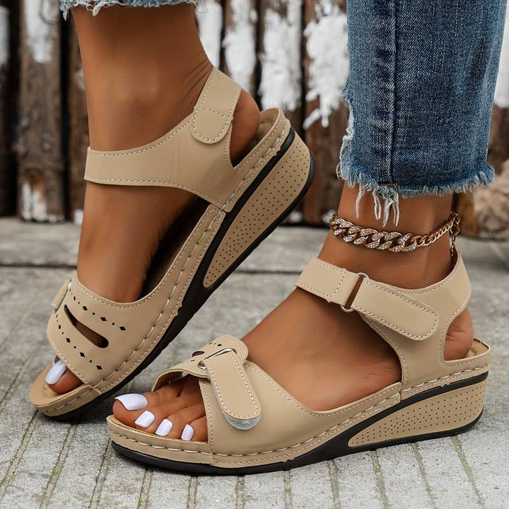 Komfortable orthopädische Sandalen für Damen, Slip-On Design, Unterstützung für das Fußgewölbe.