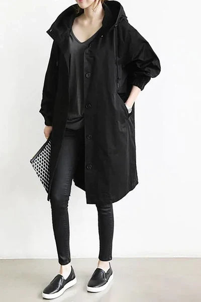 Stylischer Damen Regenmantel mit Kapuze, leicht & elegant, perfekt für modische Auftritte im Regen.