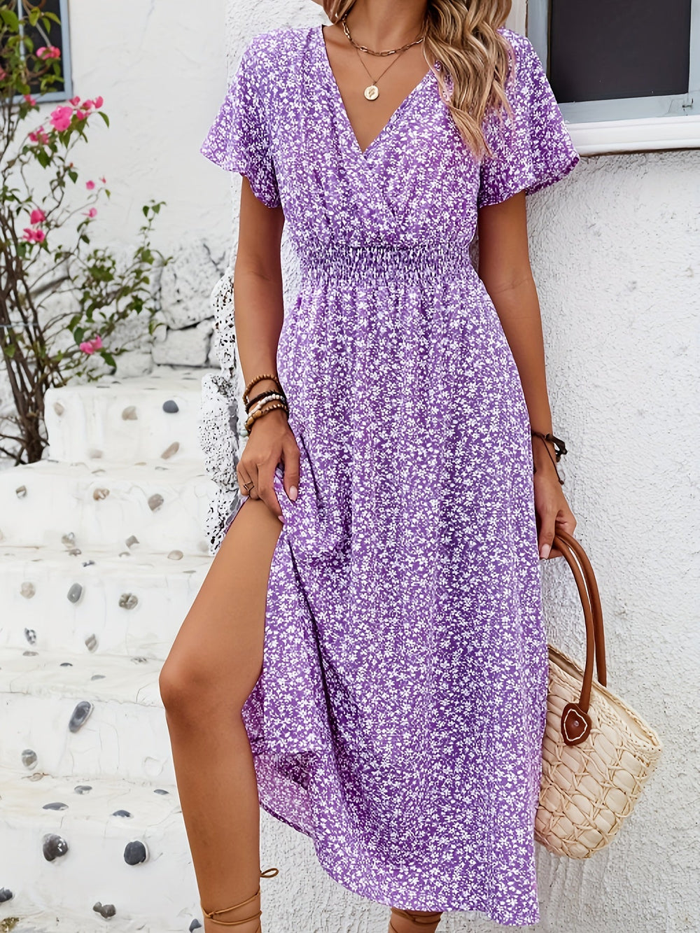 Fließendes Maxikleid für Damen mit floralem Print, V-Ausschnitt & seitlichem Schlitz, ideal für Strand.