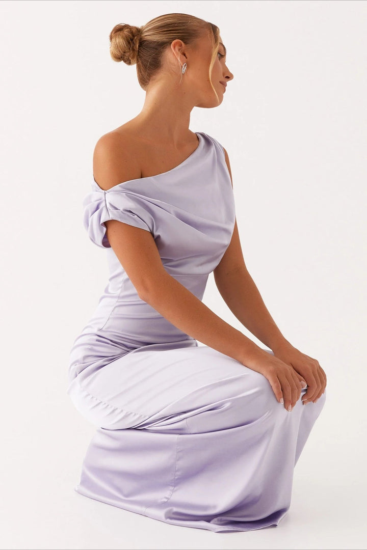 Festliches Damen Maxikleid, asymmetrisch, fließend, mit eleganter Drapierung, perfektes Abendkleid.