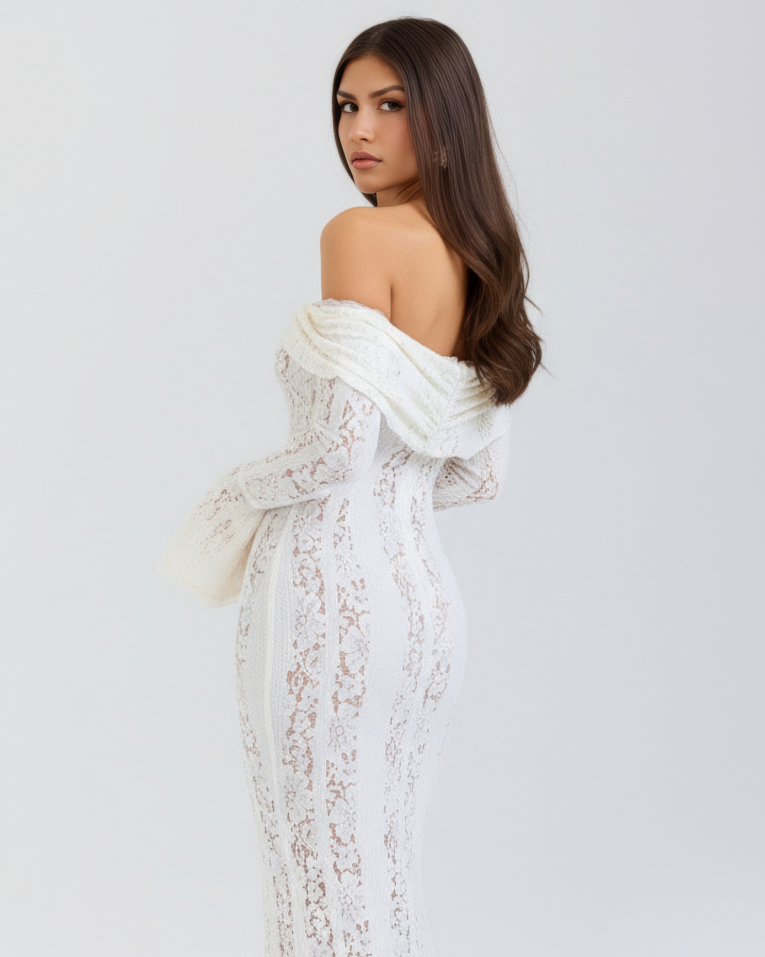 Modernes weißes Off-Shoulder Maxikleid für Damen, festlich, elegant und schulterfrei, langes Abendkleid.