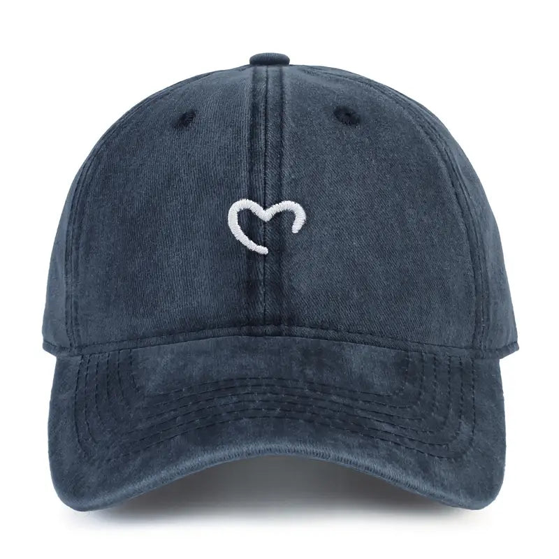 Trendiges Damen Mode Accessoire: Besticktes Basecap mit Herz. Perfekt für den Sommer.