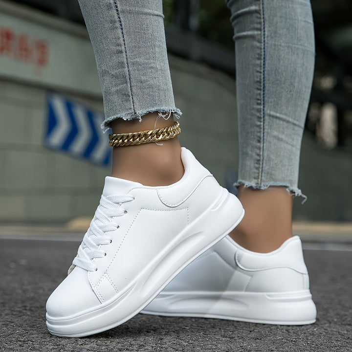 Weiße orthopädische Damenschuhe, federleicht und bequem, ideal für lange Spaziergänge.