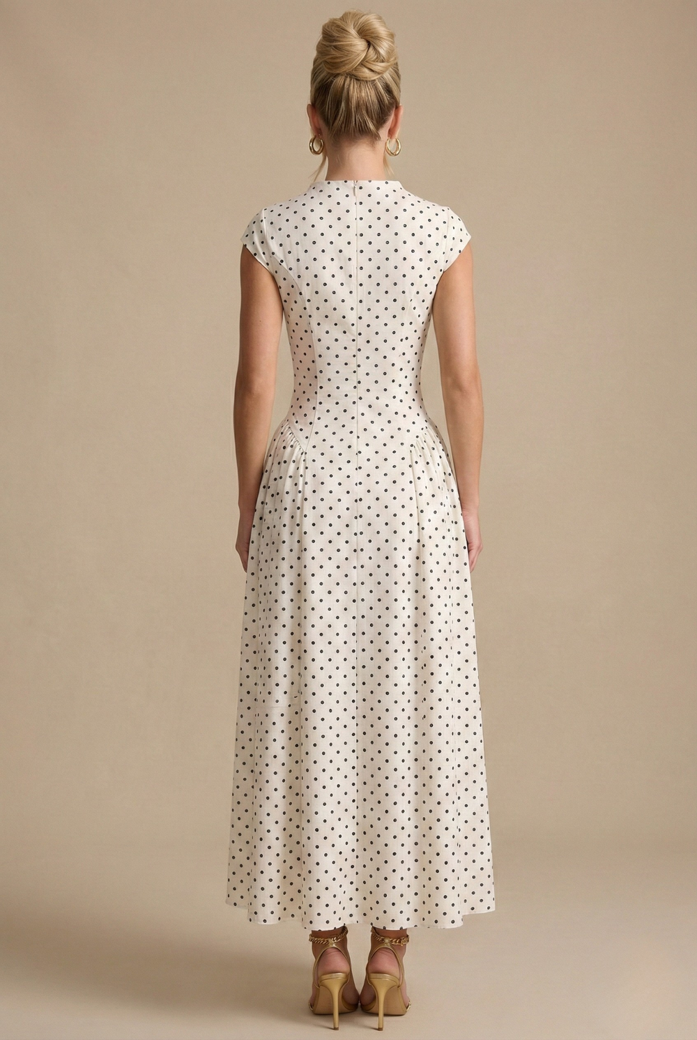 Damen Maxikleid im Polka Dot Design, A-Linie und Kurzarm. Elegantes Sommerkleid für Damenmode und besondere Anlässe.