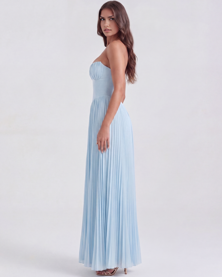 Festliches babyblaues Damen Maxikleid mit feinen Plissees. Ein elegantes Abendkleid für besondere Anlässe.