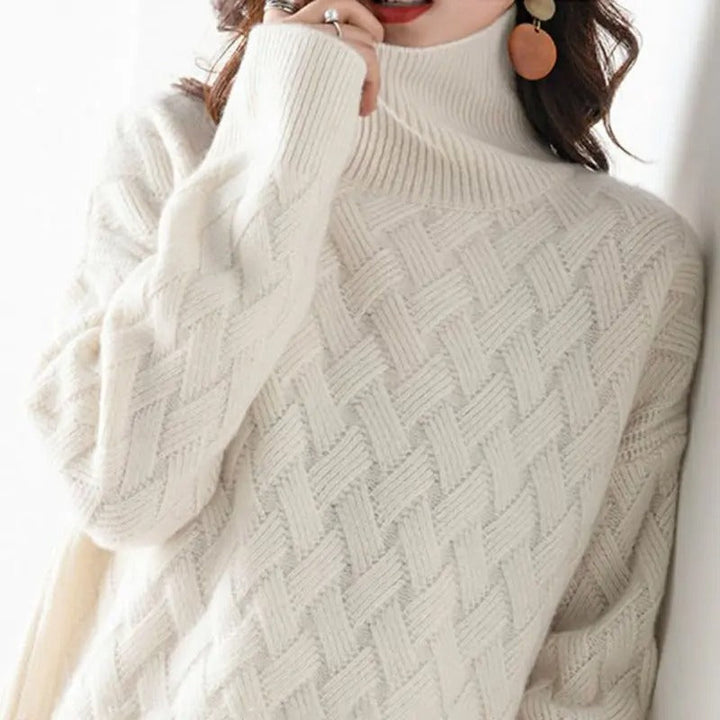 Detaillierte Ansicht des Zopfmusters auf einem eleganten Damen Rollkragenpullover in weichem Kamel-Strick.