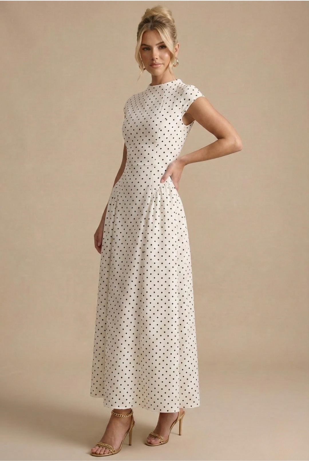 Stilvolles Damen Maxikleid mit Polka Dot Muster. Fließendes Design, kurzärmlig und elegant – ein Must-Have Sommerkleid.