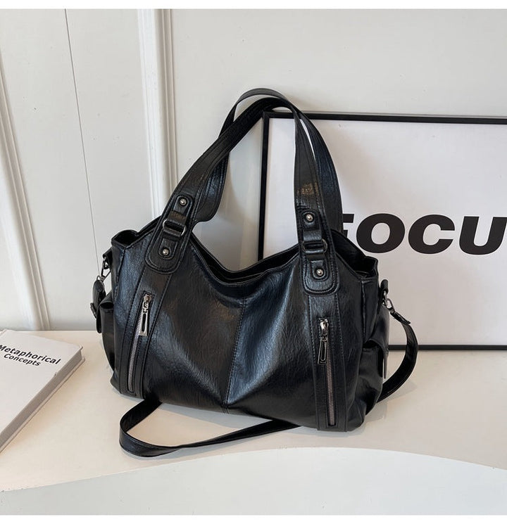 Stilvolle braune Damentasche, tragbar als Schultertasche oder Reisetasche mit viel Stauraum.