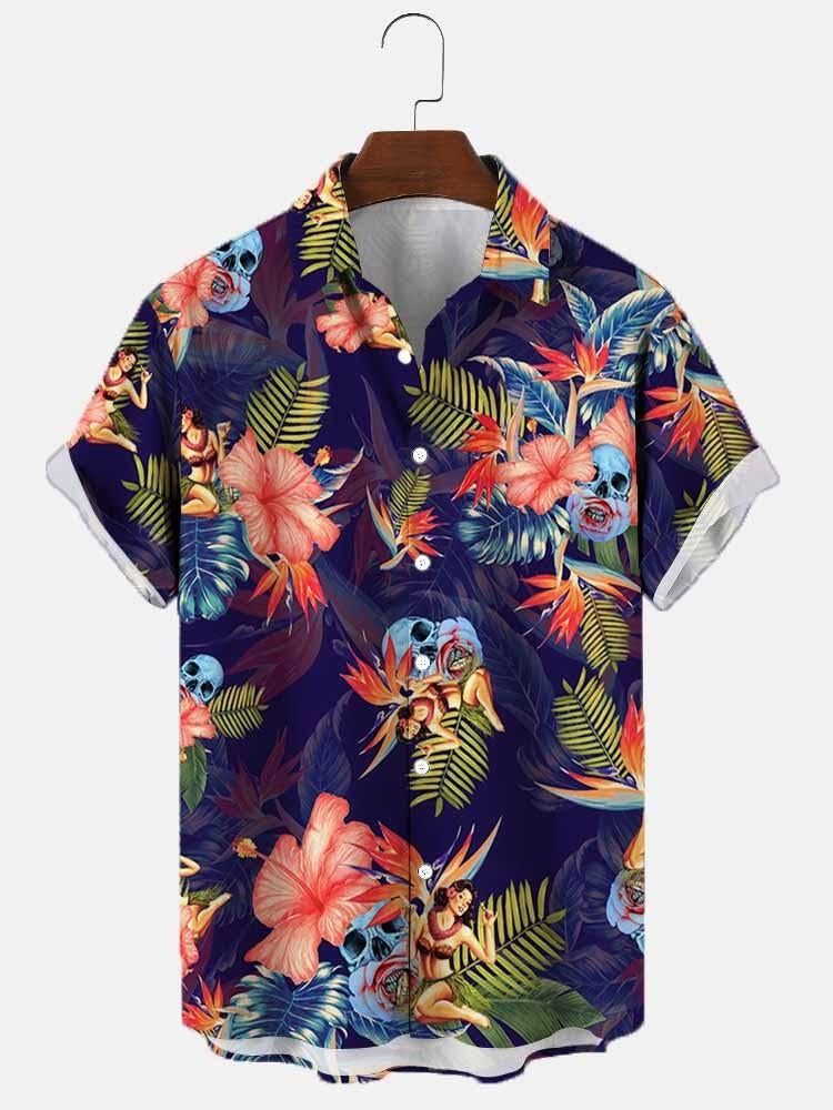 Rückansicht des bequemen Herren Kurzarmhemdes mit floralem Muster, ideal für den Sommer.