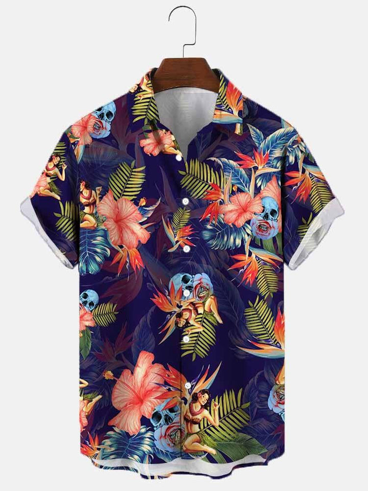 Rückansicht des bequemen Herren Kurzarmhemdes mit floralem Muster, ideal für den Sommer.