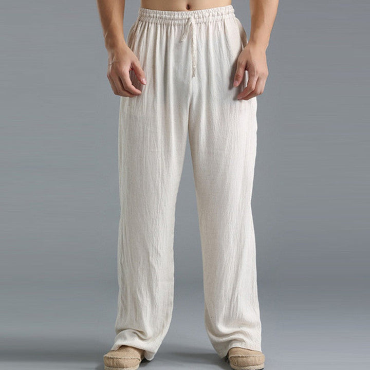 Bequeme Herren-Freizeithose in Weiß mit geradem Bein, entspannte Passform für Freizeit & Urlaub.