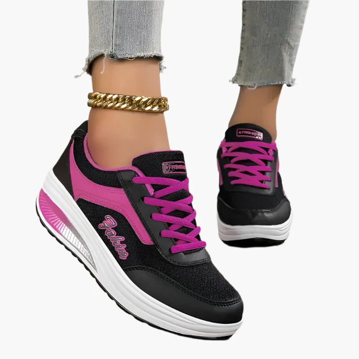 Stylische Damen Sportschuhe in Seitenansicht. Modische Sneaker mit bequemer Passform für jeden Tag.