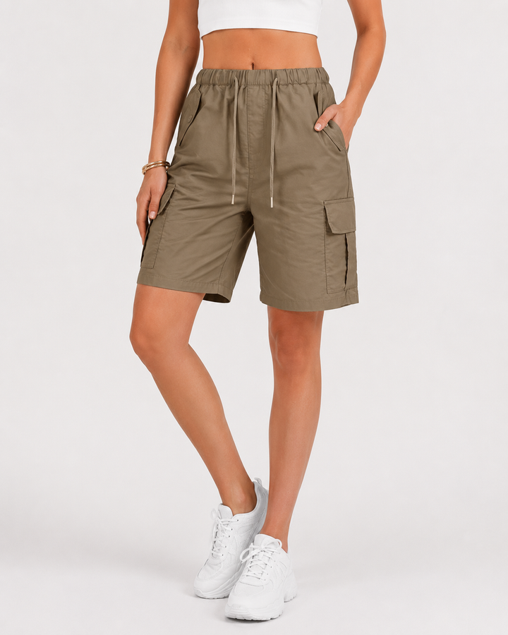 Detailansicht der Gesäßtaschen und des bequemen Schnitts der Damen Cargo Bermudashorts.