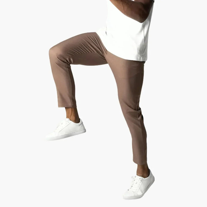 Elegante Herrenhose: Chino mit geradem Bein & elastischem Bund. Komfortabel & vielseitig für jeden Anlass.