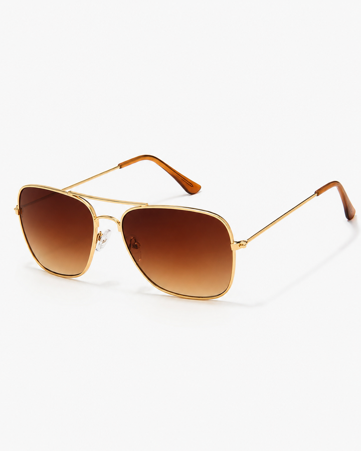 Elegante quadratische Sonnenbrille für den Sommerurlaub mit UV400 Schutz und stabilem Metallrahmen.