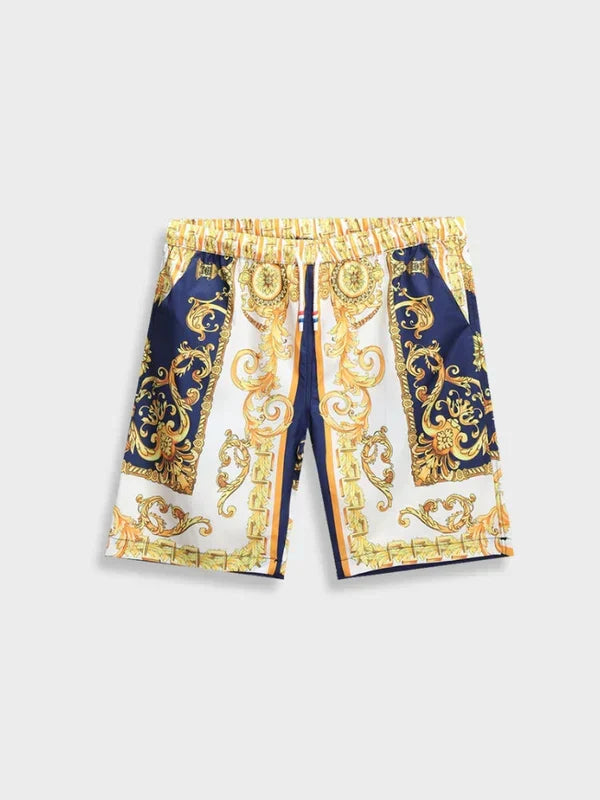 Sommerliches Herren Outfit: Himmelblauer Anzug mit Barockmuster, locker sitzendes Kurzarmhemd und Shorts.