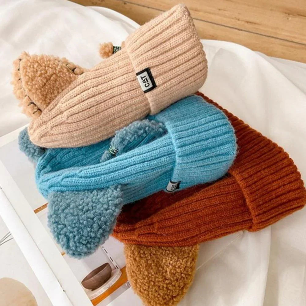 Warme Damenmütze mit Katzenohren, gestrickt und ideal für modebewusste Winterlooks.