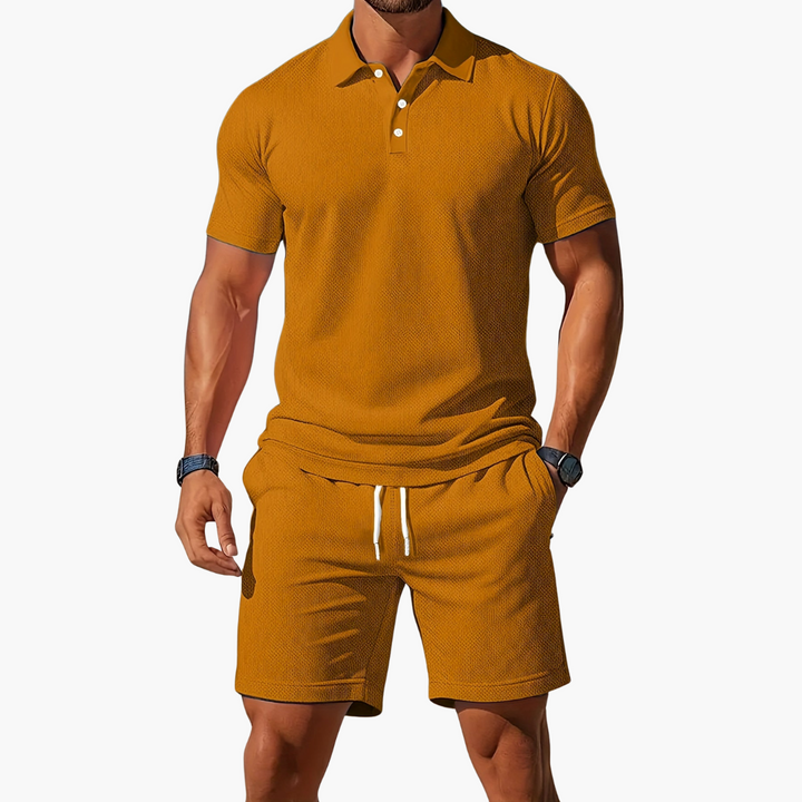 Komfortables Herren Sommer Set: Polohemd & Shorts, ein lässiger Zweiteiler für Freizeit und warme Urlaubstage.