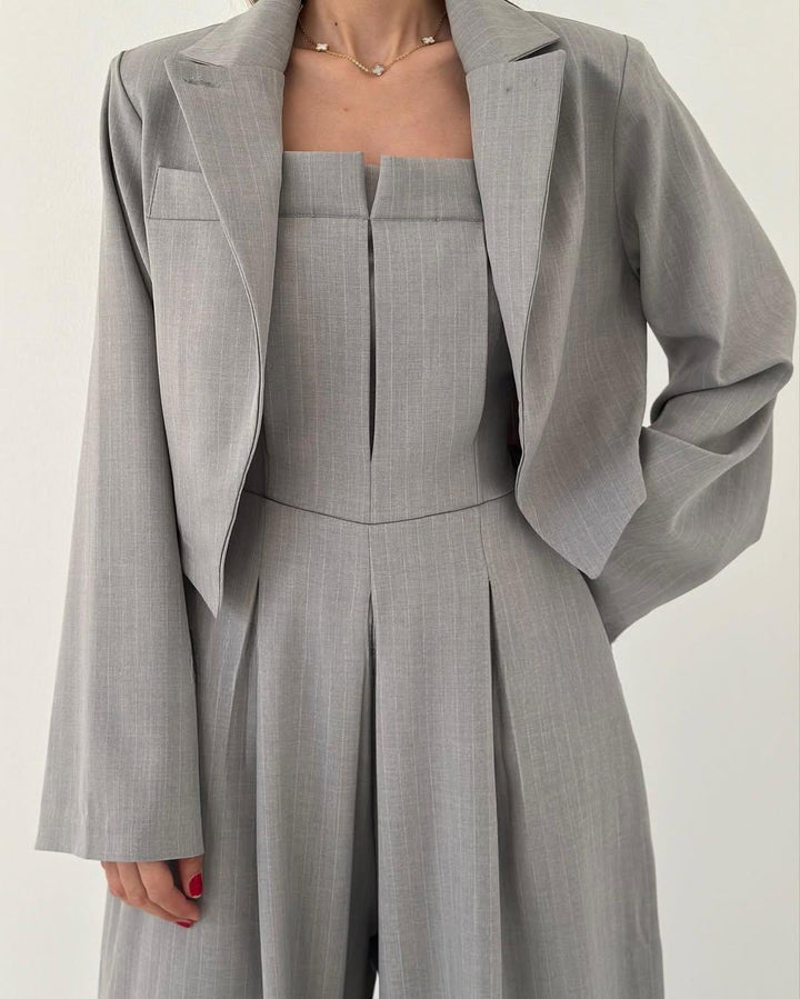 Moderner Damen Hosenanzug: 3-teiliges Set mit trägerlosem Oberteil, kurzer Jacke & weitem Bein. Für jeden Anlass.