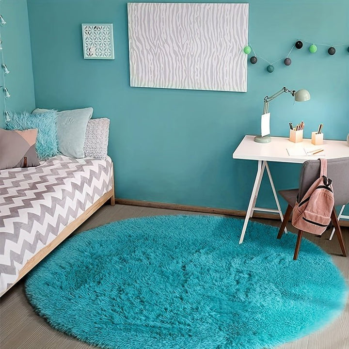 Runder, flauschiger Clouda Teppich aus Polyester, weich & rutschfest, ideal fürs Wohnzimmer.