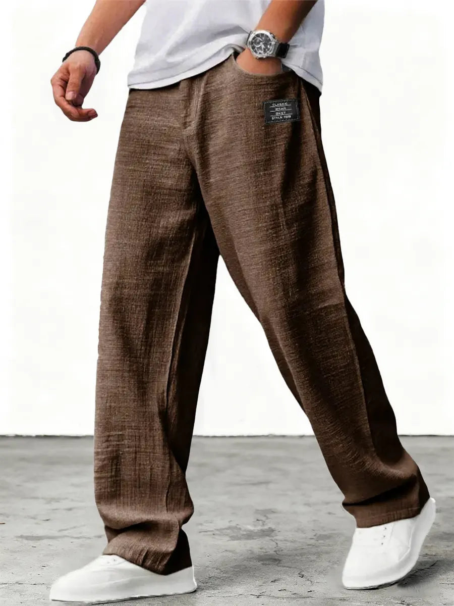 Stilvolle Herrenhose mit weitem Bein und Kordelzug, sehr bequem und lässig für Freizeit. Gerader Schnitt.