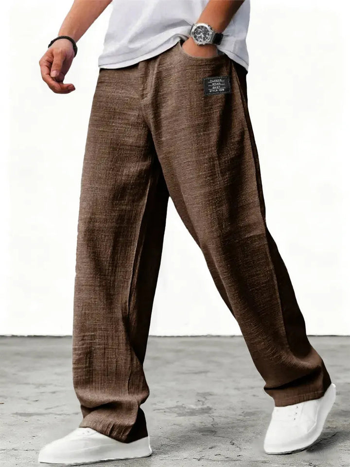 Stilvolle Herrenhose mit weitem Bein und Kordelzug, sehr bequem und lässig für Freizeit. Gerader Schnitt.