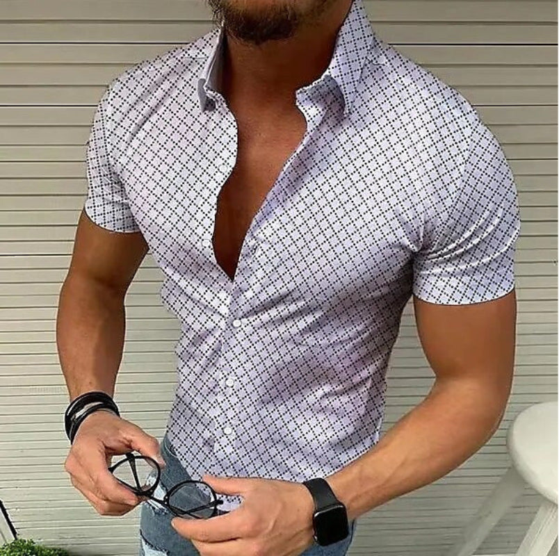 Rotes Herren Kurzarmhemd im modernen Slim Fit Look, ideal für Freizeit & Sommer.
