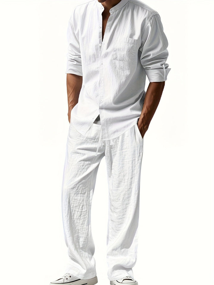Model trägt leichtes Sommer Herren Set: Stehkragen Hemd & Relaxed Fit Hose, ideal für Urlaub & Strandmode.