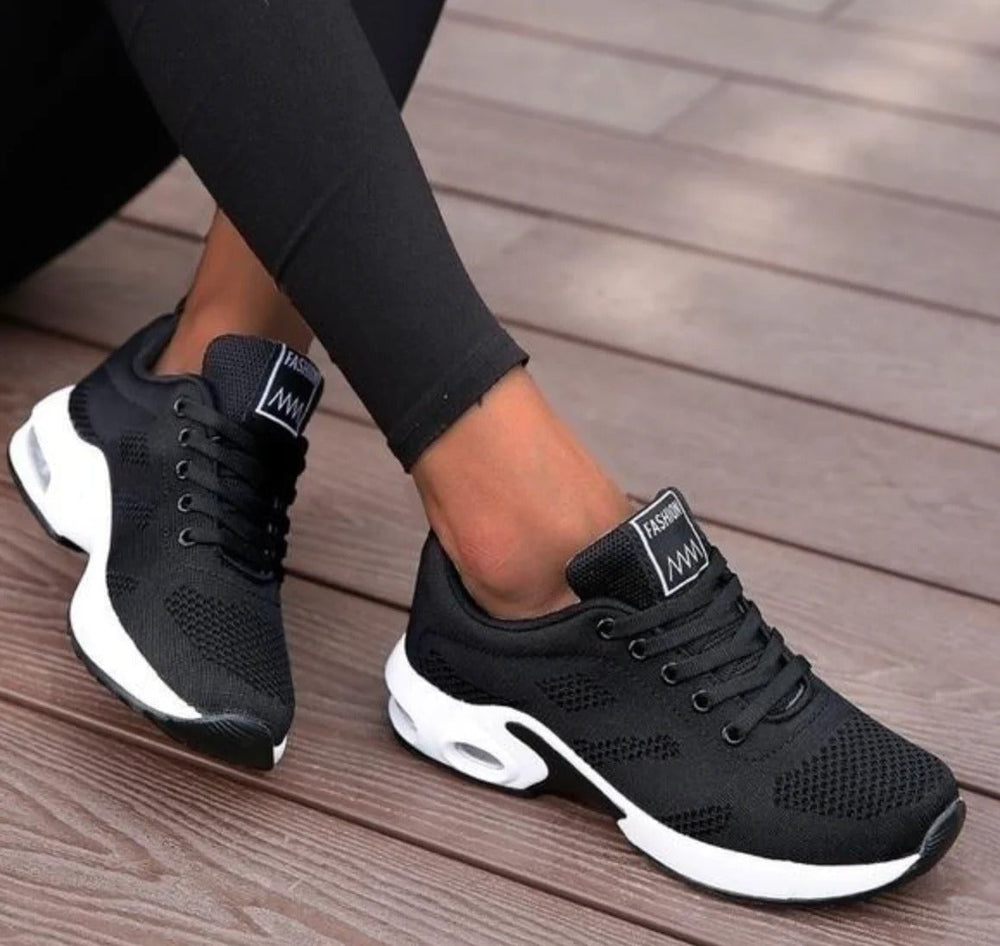 Bequeme Damensneaker mit ergonomischer Fußgewölbestütze und rutschfester Sohle für optimalen Halt.