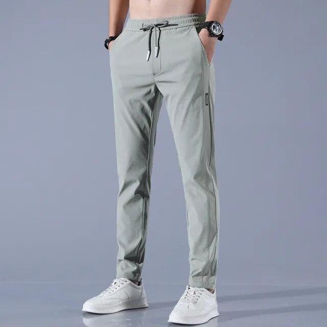 Mann trägt elegante FairwayFlex Golfhose, Slim Fit, sportlich & komfortabel für den perfekten Look auf dem Fairway.