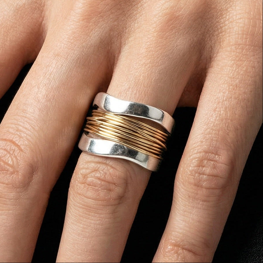 Schicker Damen Wickelring aus Silber mit goldenen Akzenten. Modernes Design, idealer Schmuck für stilvolle Frauen.