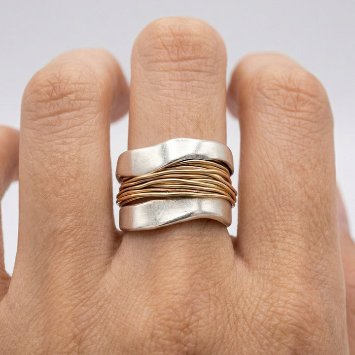 Vielseitiger Damen Wickelring aus Silber mit goldenen Details. Perfekt für Alltag & festliche Anlässe.